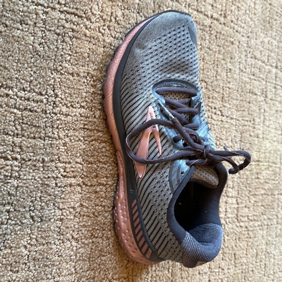 Comfortable brooks, running shoes - Picture 3 of 6